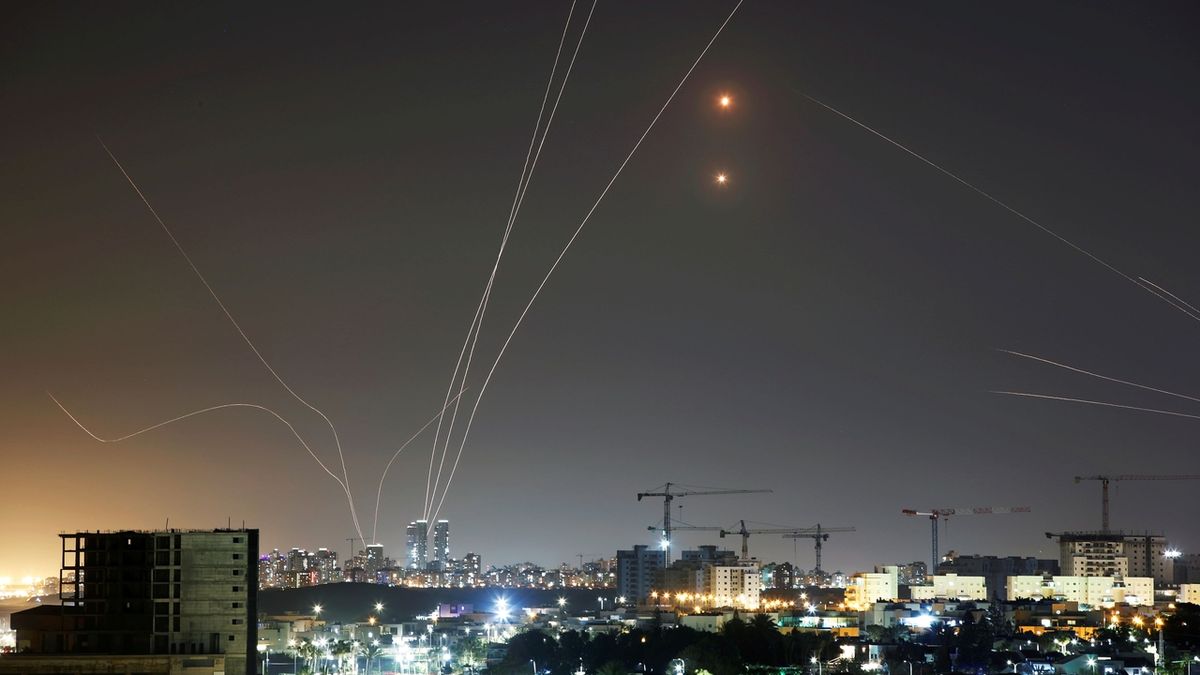 Hamás vypálil na Izrael 130 raket, nebe nad Tel Avivem chrání Iron Dome